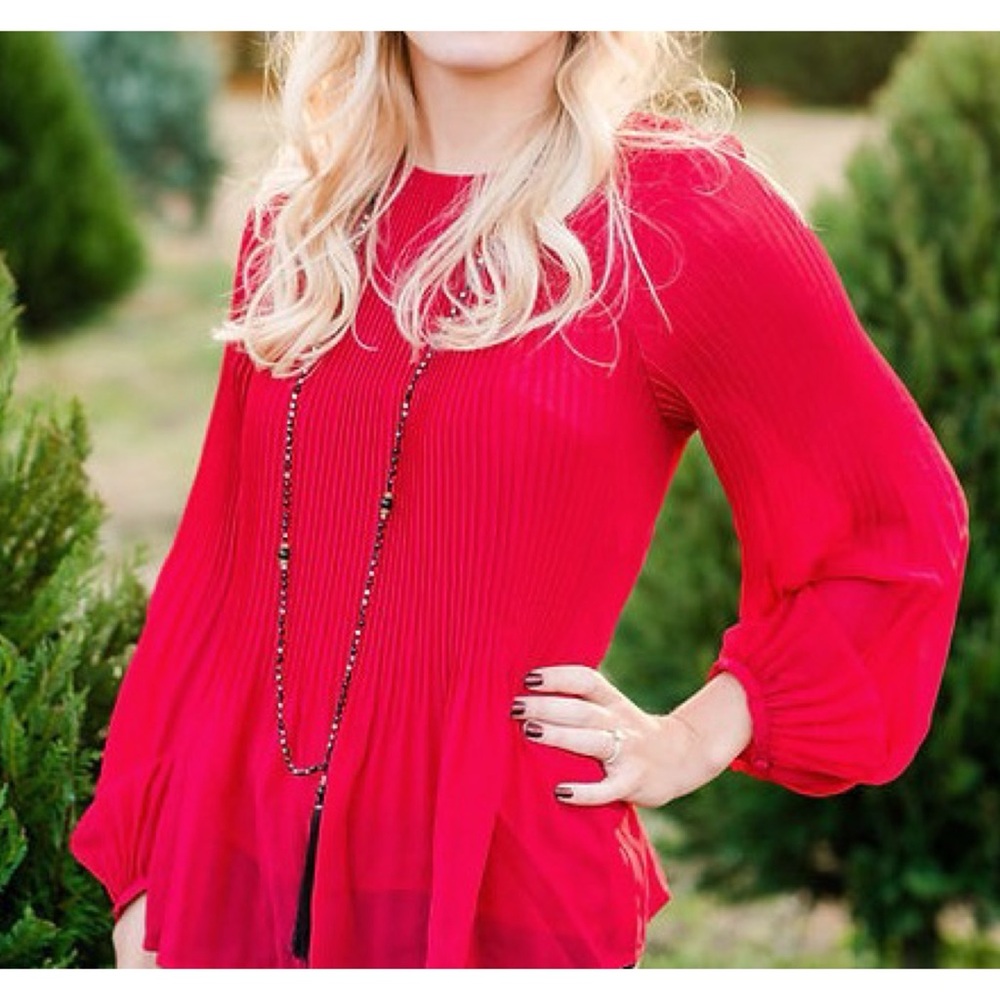 💋 Gorgeous Red Flowy Blouse with Cami - Picture 2 of 13